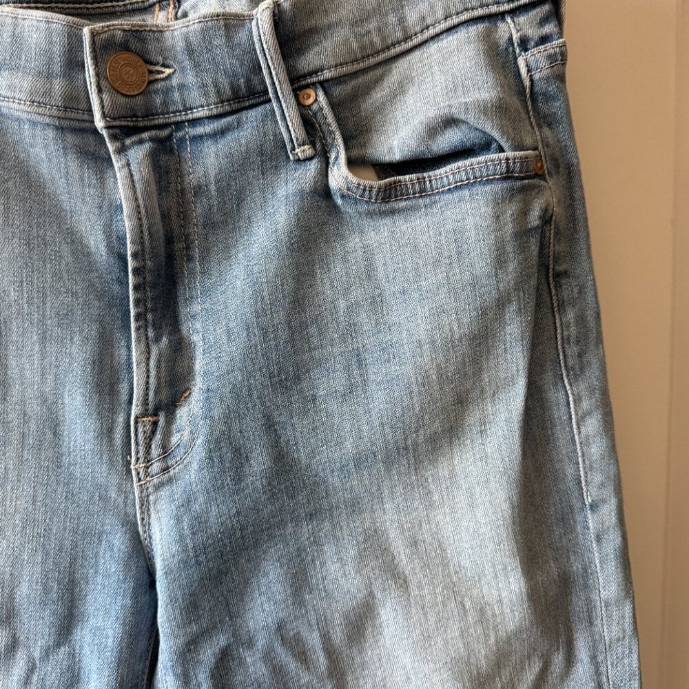 MOTHER The Rascal Ankle Snippet Mid Rise Crop Jeans in Tinge Light Wash - Picture 8 of 10